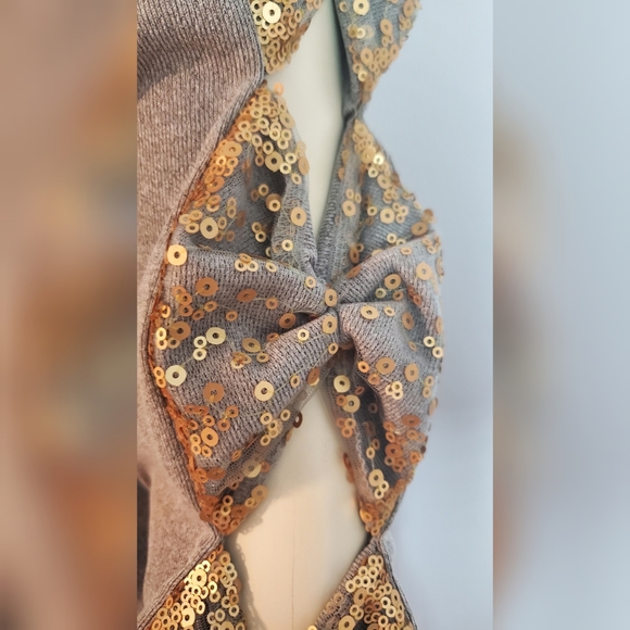 NWOT Gray Sweater with Golden Sequin bownots - Picture 4 of 7